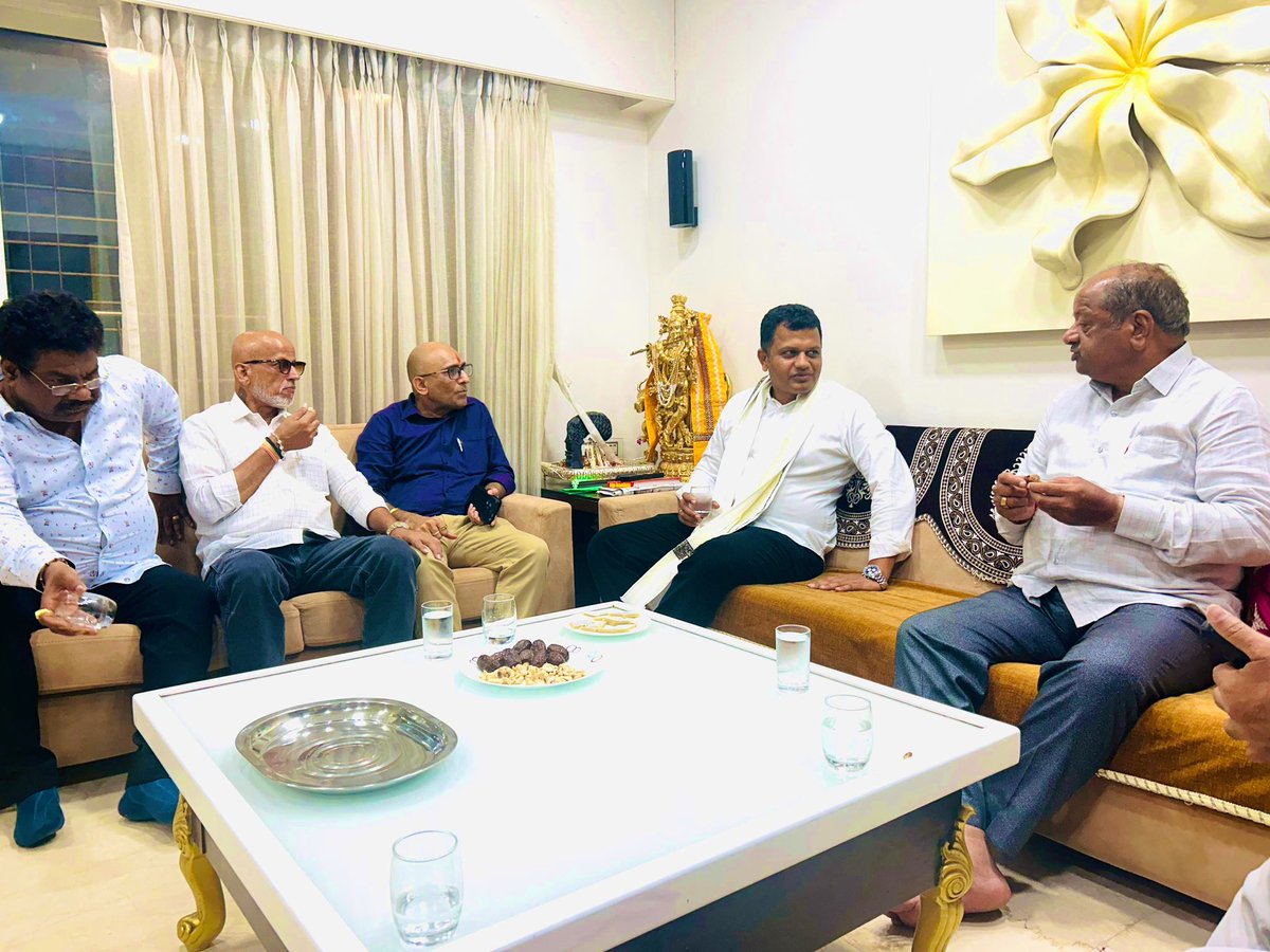 Pleased to visit the residence of our veteran BJP leader & incumbent MP of Mumbai North Shri @igopalshetty this evening. His political insights & experience and his contribution to the party in Mumbai have lots to offer as lessons for young leaders like us who are setting out