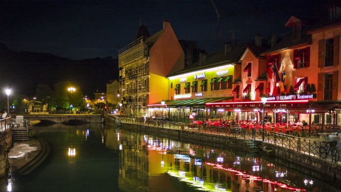 Un migrant libyen se balade la nuit en plein Annecy (74), le contrôle de police révèle qu’il est visé par… 3 interdictions de territoire et 2 OQTF fdesouche.com/2024/05/13/un-…