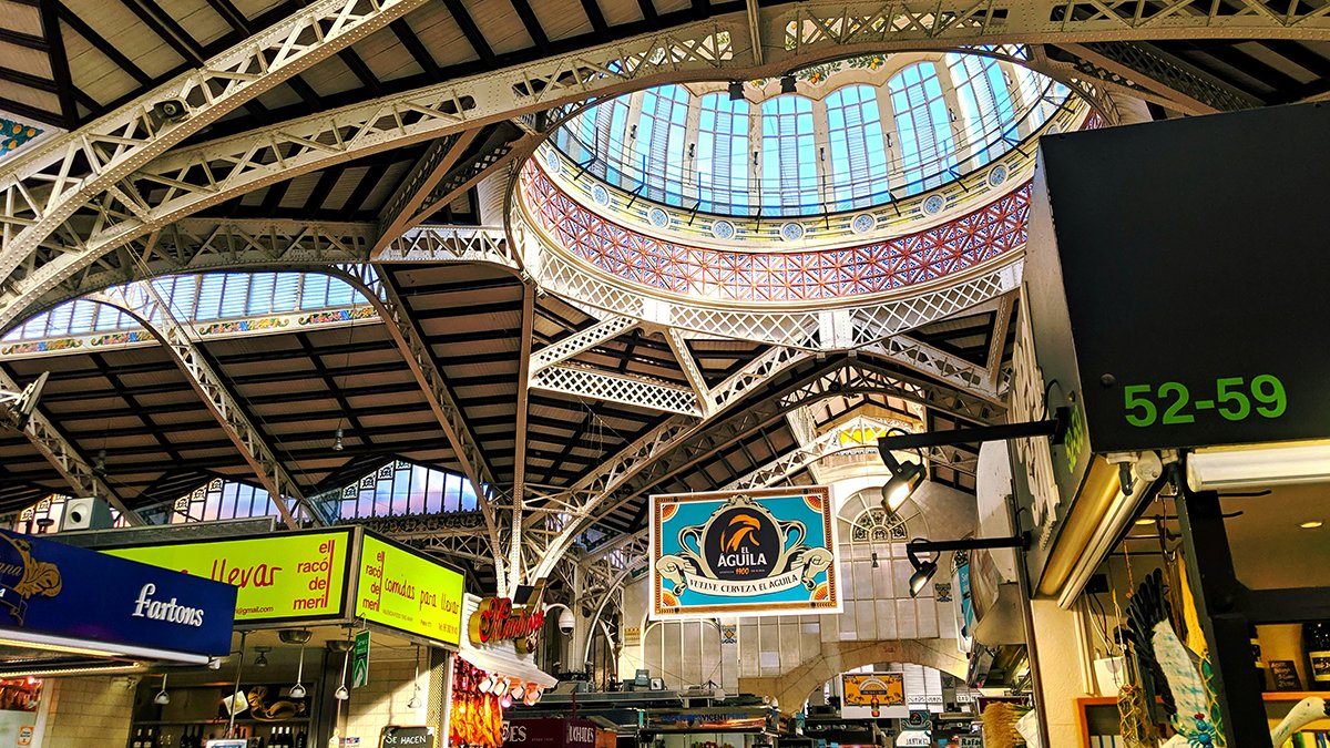 🇪🇸 Valencia, Spain’s third largest city, is known for its beautiful beaches and unique architectural styles. Valencia is also home to The Central Market with over 400 food stands, making it one of the largest in Europe and is the birthplace of Spain’s most famous dish, paella. 🥘