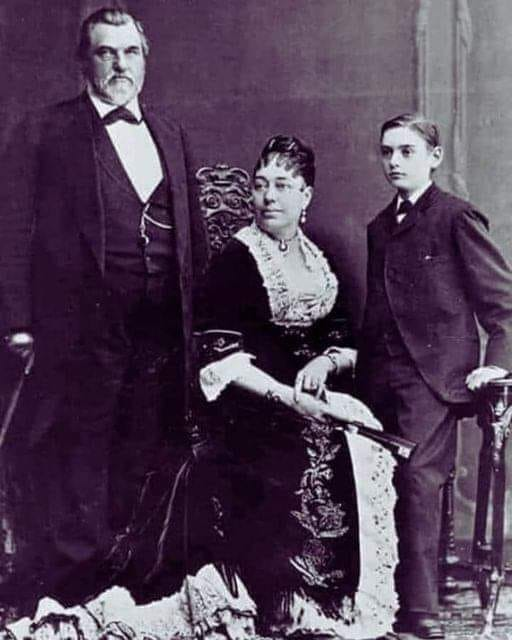 neideboaski's tweet image. AH, ESSA HISTÓRIA É MUITO LEGAL!

😏  Nunca subestime ninguém..
"Uma mulher com um vestido de algodão barato e seu marido vestido com um humilde terno, desceram do trem em Boston e caminharam timidamente até o escritório da secretária do presidente da Universidade de Harvard. A