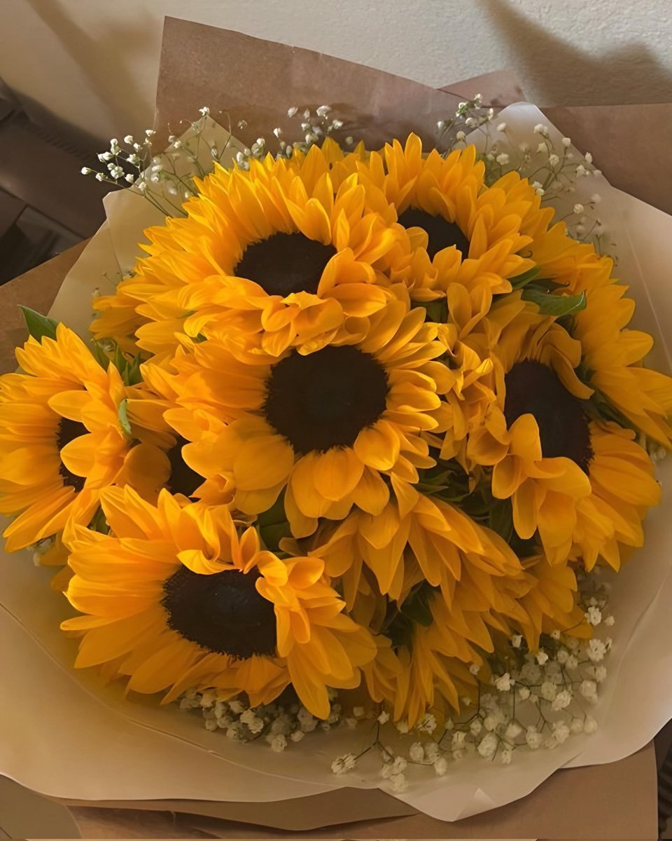 Exulansista's tweet photo. yellow tulips or sunflowers? https://t.co/kDSEii05ZT