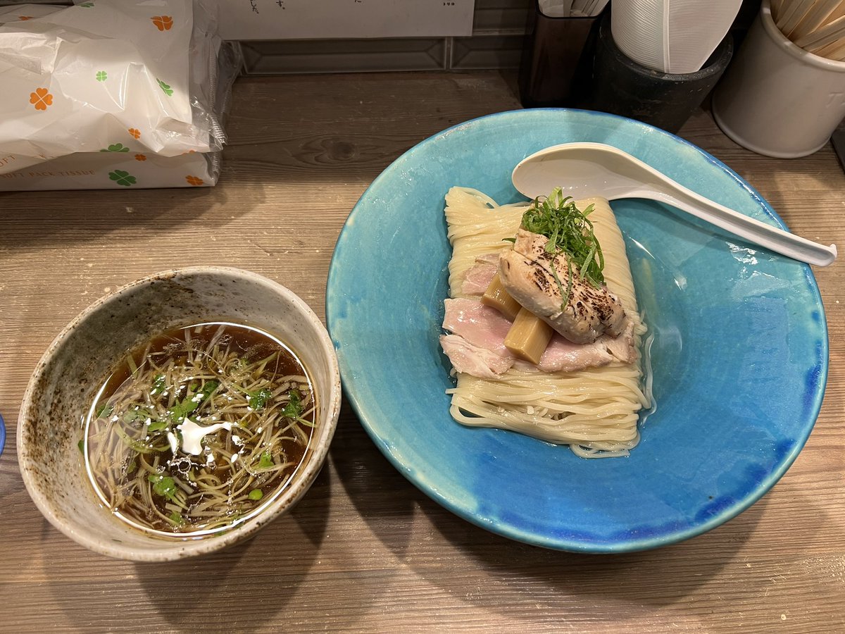 中華そば TORICO さん

昆布水つけ麺

ほんのり甘み感じる
昆布水に漬かった、ながーーい麺を
ズババババーっと啜るのが心地いい。

とても美味しかったです。
ごちそうさまでした。