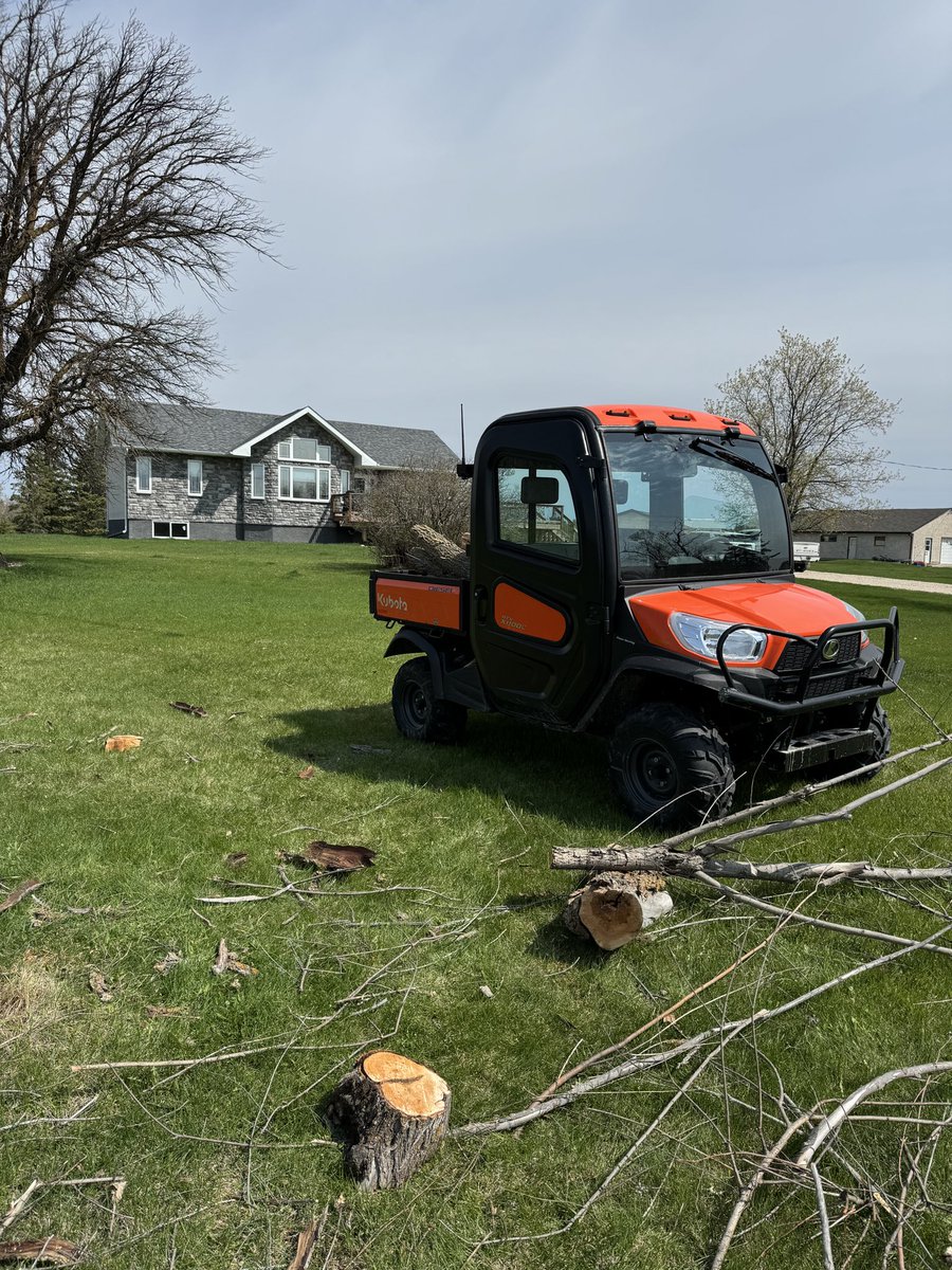 Kerri’s starting her week off with some yard work all made easier by @KubotaCanadaLtd! 🚜 Did you know you could win 3 months with a Kubota BX Tractor? Enter their contest online at kubota.ca by May 31. Don’t wait, enter today! Good luck 🧡 #HotBXSummerContest