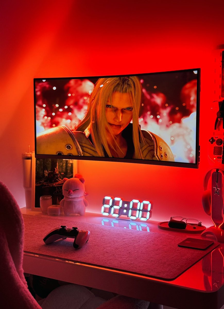 ItsToriGalvin's tweet photo. The Gamer                            The Setup https://t.co/RfuR1RdyW4