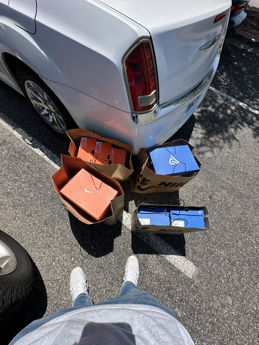 DERILLFBA's tweet photo. Little RA action going on this morning. Just got done prepping  35 shoes while listening to one of my favorite podcasts 👨‍🍳 https://t.co/AqoZYEFVc6