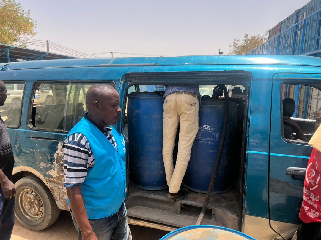 To enhance access to health care, @UNHCRinSudan is providing crucial fuel support for hospitals in El Fasher, North #Darfur, amidst severe shortages in the state. Access to functioning hospitals is a lifeline especially to those injured in the ongoing crisis🇸🇩