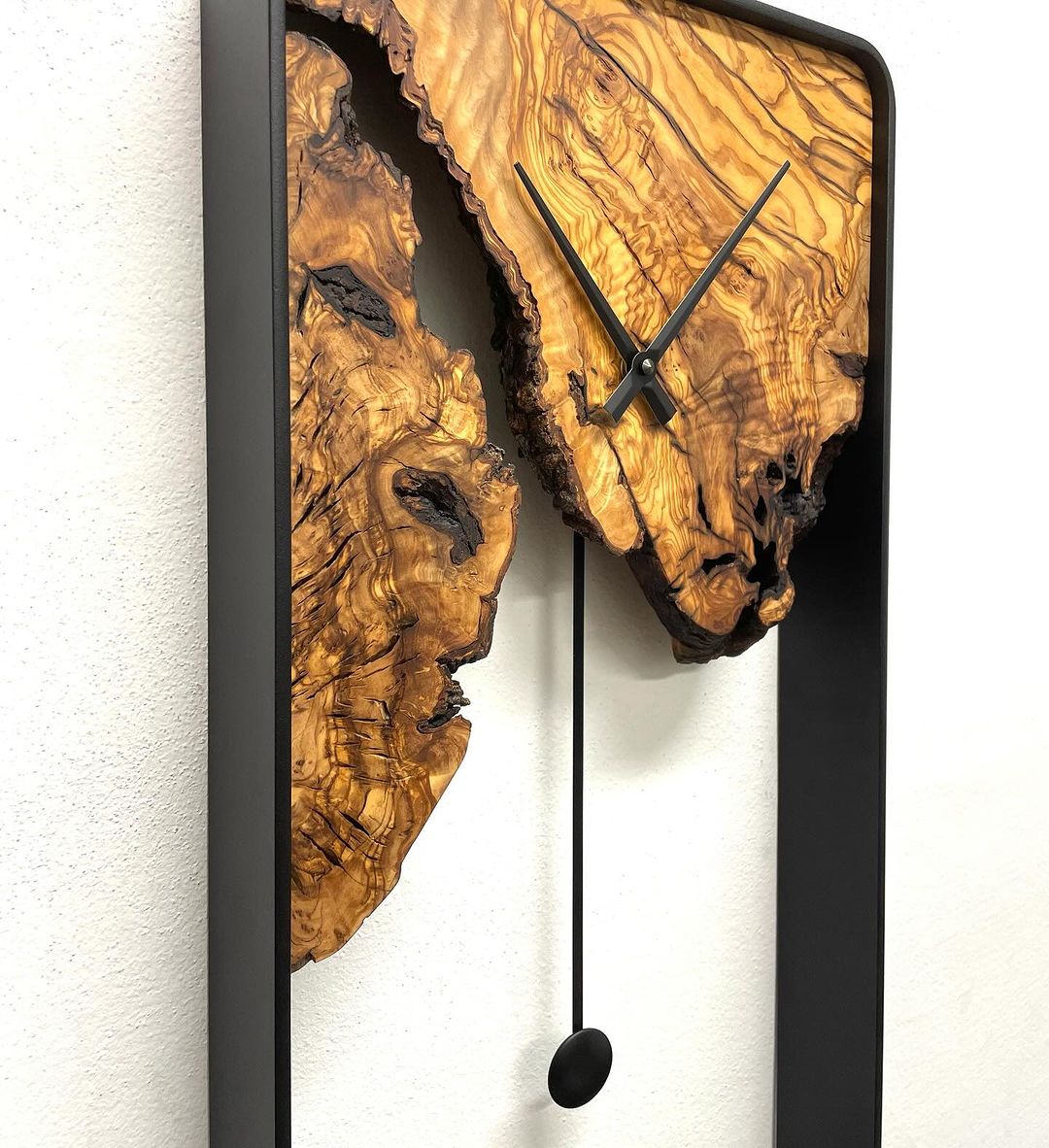 NHodiny's tweet photo. Představujeme 🕰👍
Designové kyvadlové hodiny - dřevo v kovové obruči.

Výrobce:
https://t.co/19b8BeYZ3u

#moonclock #art #wallclock #industrialclock #woodenclock #black #homedecor #homedesign #rucicky #drevo #vyrobenosrdcem #homeinterior #home #hodiny #kyvadlo #kyvadlovehodiny https://t.co/1tjwldpA23
