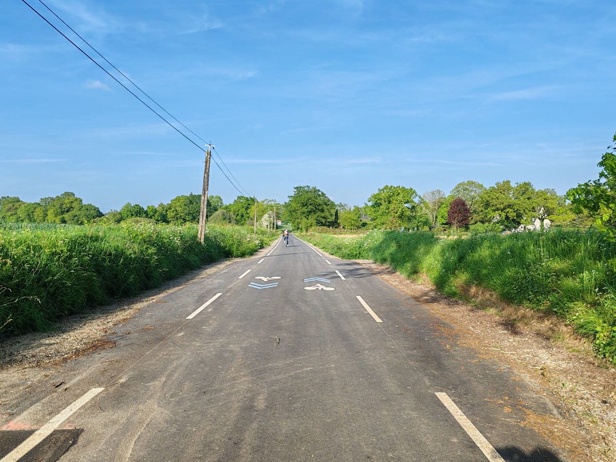 Des nouvelles du réseau express vélo de @metropolerennes avec ici la fin des travaux pour une partie de la ligne entre #Rennes et Thorigné-Fouillard (3,5km à terme). Des vélorues, de la voie verte, tout ça dans un cadre franchement agréable ! Vive la ville-archipel !🚲🌳🚜