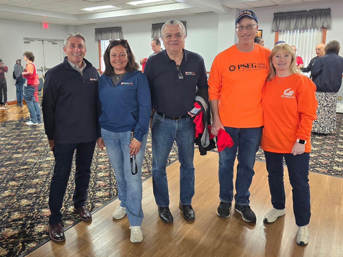 In partnership with @RedCross, our employee volunteers recently provided and installed free smoke alarms in the homes of our neighbors in #Mastic! As part of the “Sound the Alarm” campaign, volunteers went door-to-door educating customers on electric and fire safety.