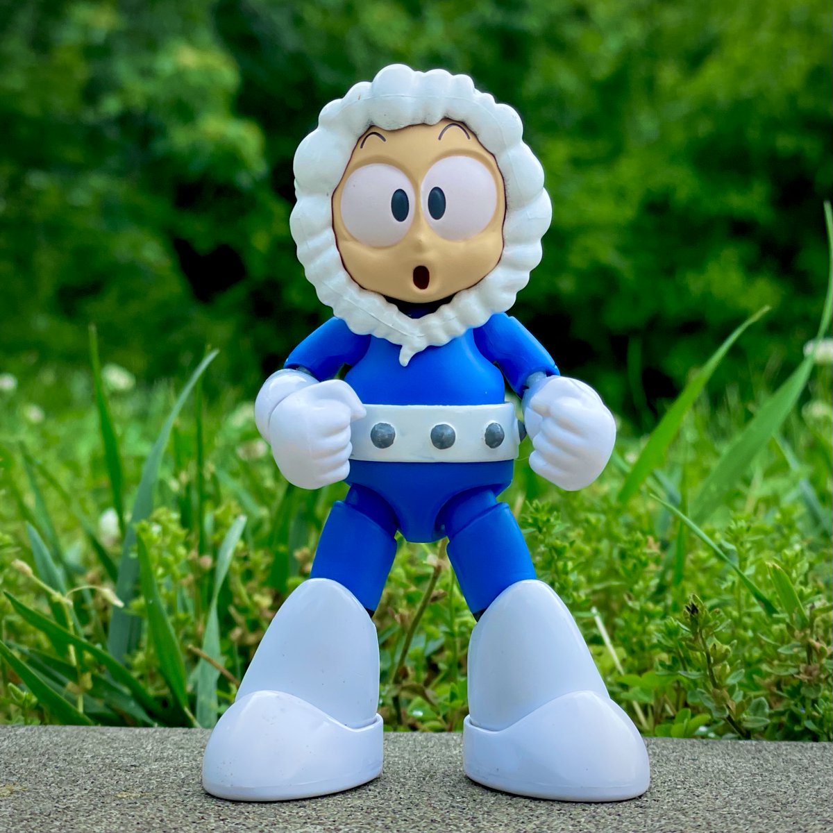 Happy #MegaMonday! Overcast & rainy spring days are my favorite, so the @jadaclub #IceMan & I took a stroll in between downpours. This is the best time for #Woodman, but while we wait for him, my other favorite #RobotMaster is good company.

#MegaMan #JadaToys #Rockman #Capcom