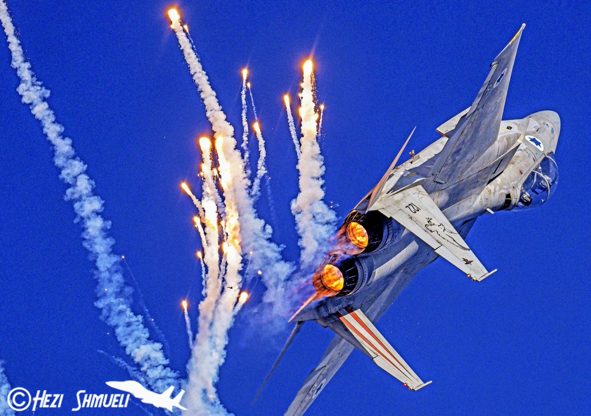 hezissss's tweet photo. זיקוקי עצמאותנו הישראלית בת ה 76 שנים (: 
חג שמח באדיבות הבז F15B של 'חוד החנית' בחיל האוויר הישראלי https://t.co/O0kd2sqpci