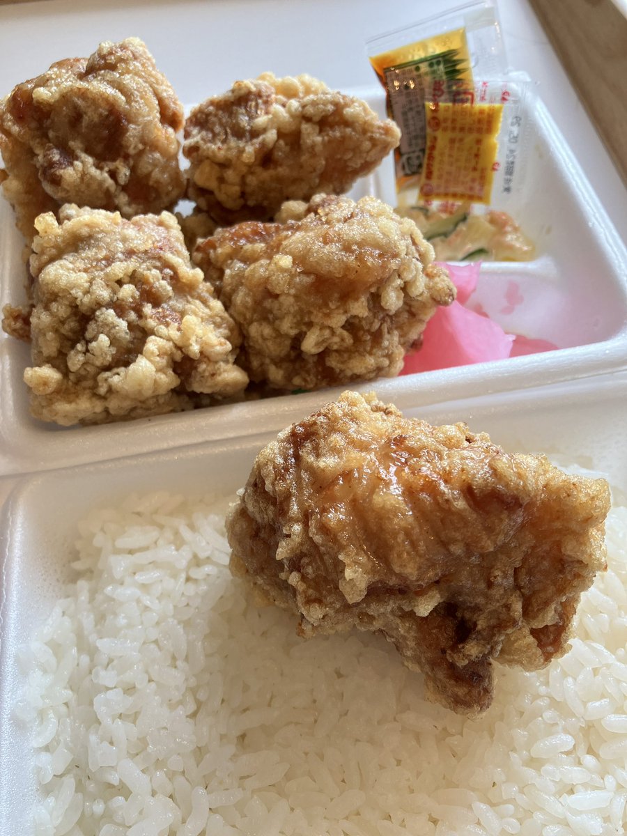 miki_azuma's tweet photo. @Y_aobach ナインフーズ梅ヶ丘店の唐揚げ弁当はとても美味しいです😋
蓋がちゃんと閉まらないくらい大きな唐揚げです。 https://t.co/u4B7Zgqynp