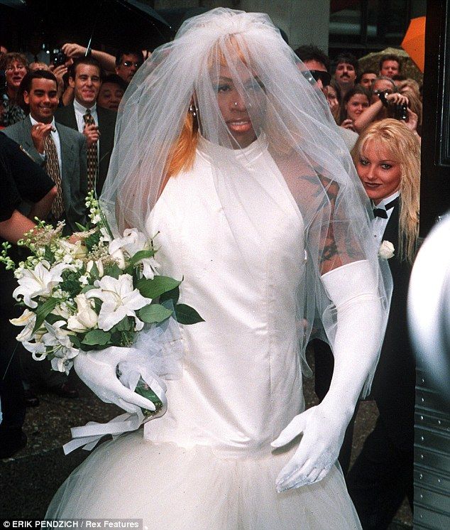 Em 1996, Dennis Rodman apareceu vestido de noiva para divulgar o próprio livro. Quando perguntaram o motivo, ele disse que era bissexual e ia casar com ele mesmo.