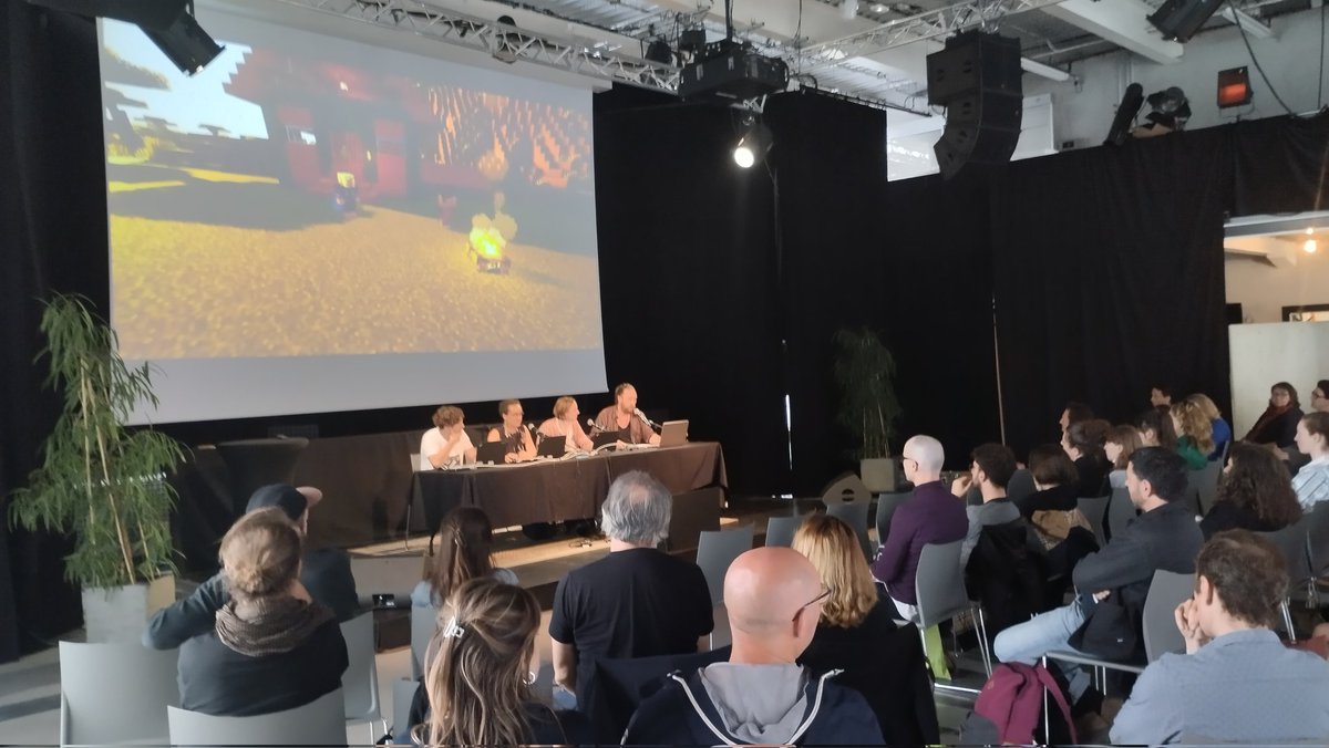 milletrds's tweet photo. Séance Twitch Minecraft avec Marina Cretenet et Christelle Jozet Alves de @Universite_Caen qui décryptent à deux le monde virtuel créé par l'artiste Thibault Brunet dans le cadre du festival Interstices : des céphalopodes, des vaches champignons, ...  https://t.co/yxhEPTdzzt https://t.co/hsUmIcM06O