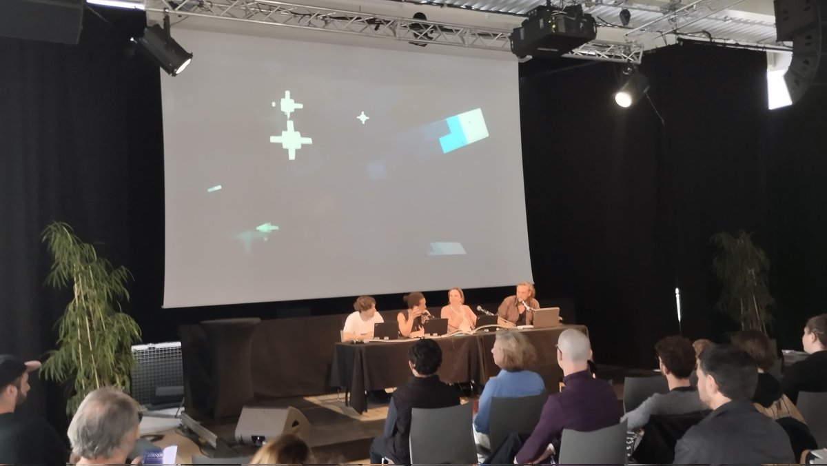 milletrds's tweet photo. Séance Twitch Minecraft avec Marina Cretenet et Christelle Jozet Alves de @Universite_Caen qui décryptent à deux le monde virtuel créé par l'artiste Thibault Brunet dans le cadre du festival Interstices : des céphalopodes, des vaches champignons, ...  https://t.co/yxhEPTdzzt https://t.co/hsUmIcM06O