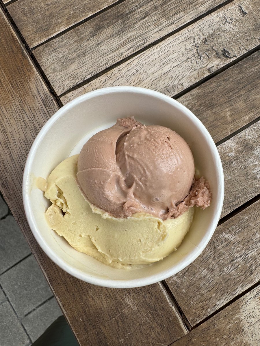 Das Eis muss man im Becher ein wenig suchen. 4,20€ in Graz, nein weder vegan noch sonst irgendeine supertolle extravagante Sorte. Einfach Pistazie und Nougat. Ok italienische Pistazie ;) 2 gewöhnliche Becher um 8,40 für den hohlen Zahn, na prack :-)