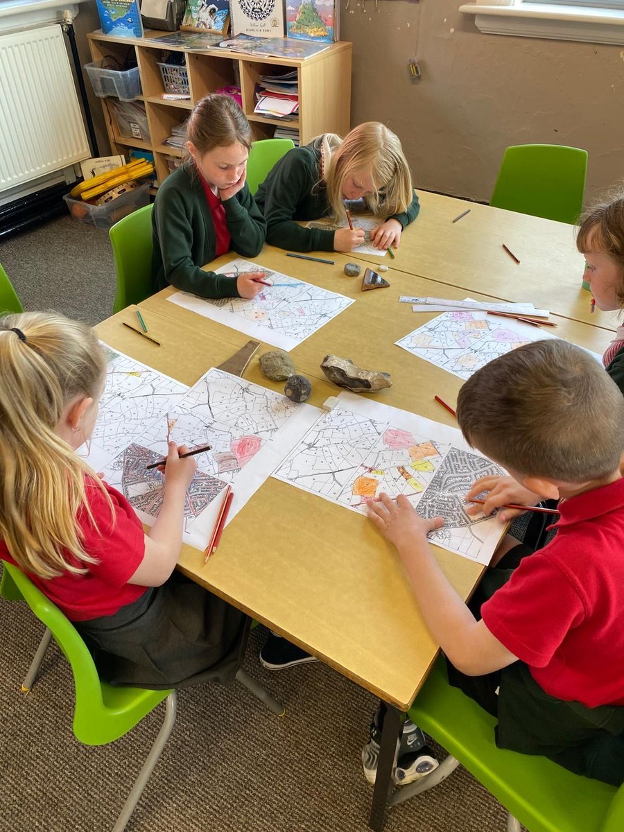 Last week at Ysgol Dewi Sant in Rhyl we looked at old maps of Rhyl to see how the local landscape has change over time with two super enthusiastic Y4 classes! We studied lots of different artefacts and thought about what would “rot or not”, and how old things might be.