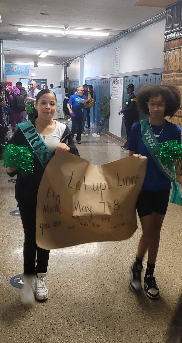 STEMatBlodgett's tweet photo. Syracuse STEM scholars and staff from the afterschool program and extracurricular groups put on a parade to get students excited and ready for the upcoming NY State testing. #gostemlions #SCSDPride @STEMatBlodgett @SyracuseSchools https://t.co/PMQgCQ5T54