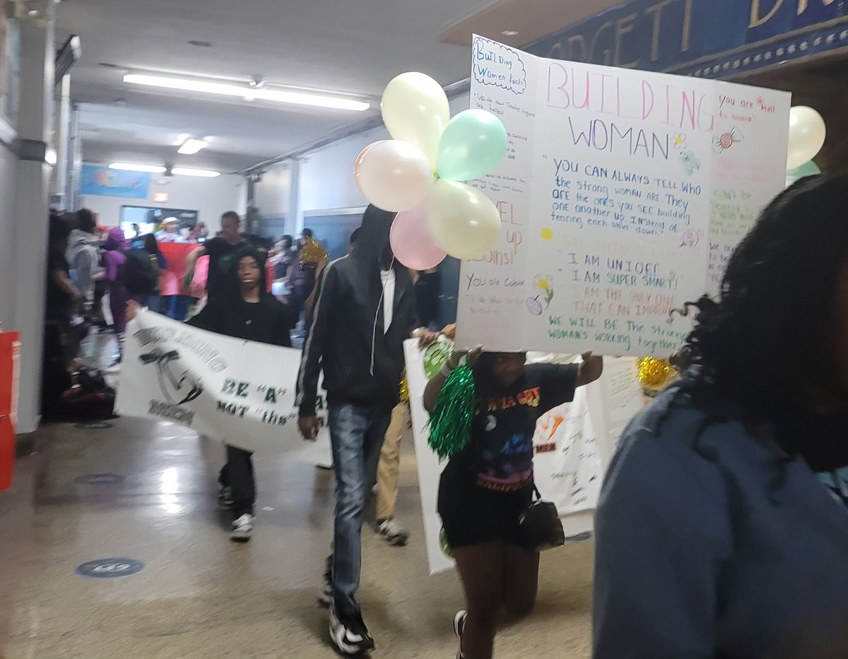 STEMatBlodgett's tweet photo. Syracuse STEM scholars and staff from the afterschool program and extracurricular groups put on a parade to get students excited and ready for the upcoming NY State testing. #gostemlions #SCSDPride @STEMatBlodgett @SyracuseSchools https://t.co/PMQgCQ5T54