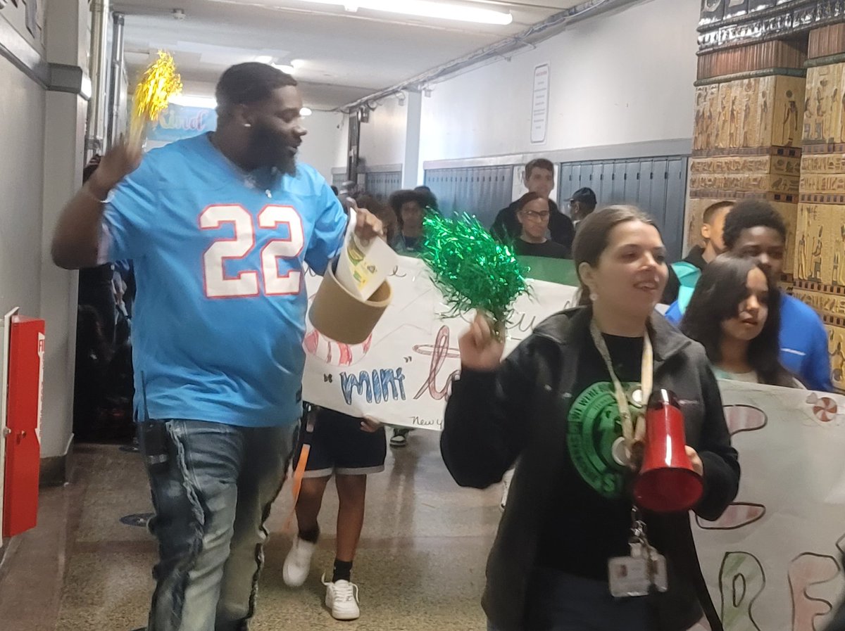 STEMatBlodgett's tweet photo. Syracuse STEM scholars and staff from the afterschool program and extracurricular groups put on a parade to get students excited and ready for the upcoming NY State testing. #gostemlions #SCSDPride @STEMatBlodgett @SyracuseSchools https://t.co/PMQgCQ5T54