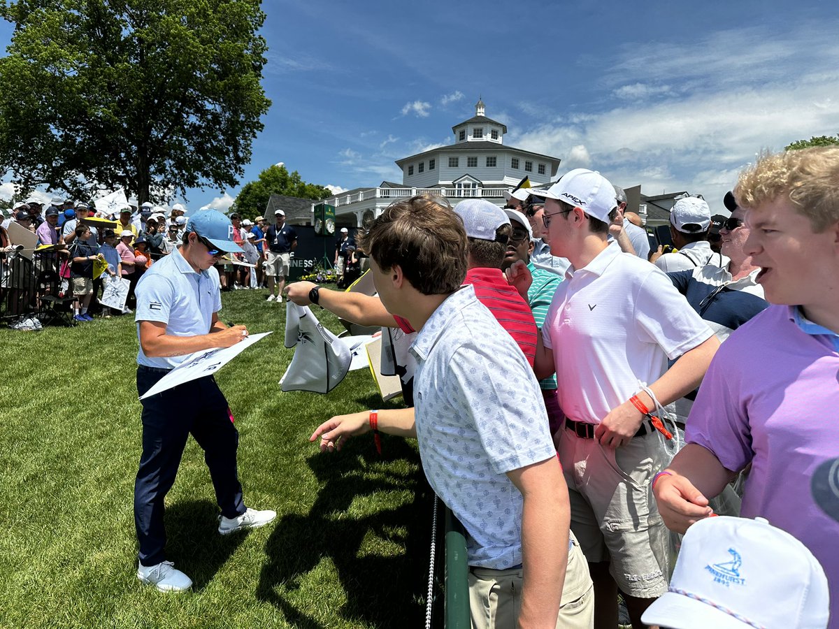 Rickie Fowler signing dozens of autographs here at Valhalla after a practice round @PGAChampionship He’s taking time for just about every kid. Has already been here about 15 minutes. Class act.