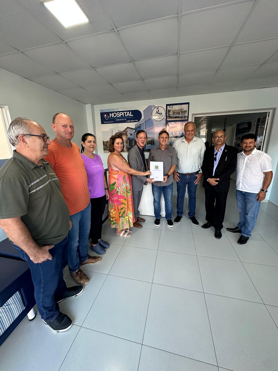 ComissaoPRSC's tweet photo. Nunca cansa, trabalho constantemente pelo bem do estado, nesta visita em Lindóia do Sul-SC, verba para o hospital Dra. Izolde Dalmora. (R$ 1.000.000,00) https://t.co/MoJnZkEWSq