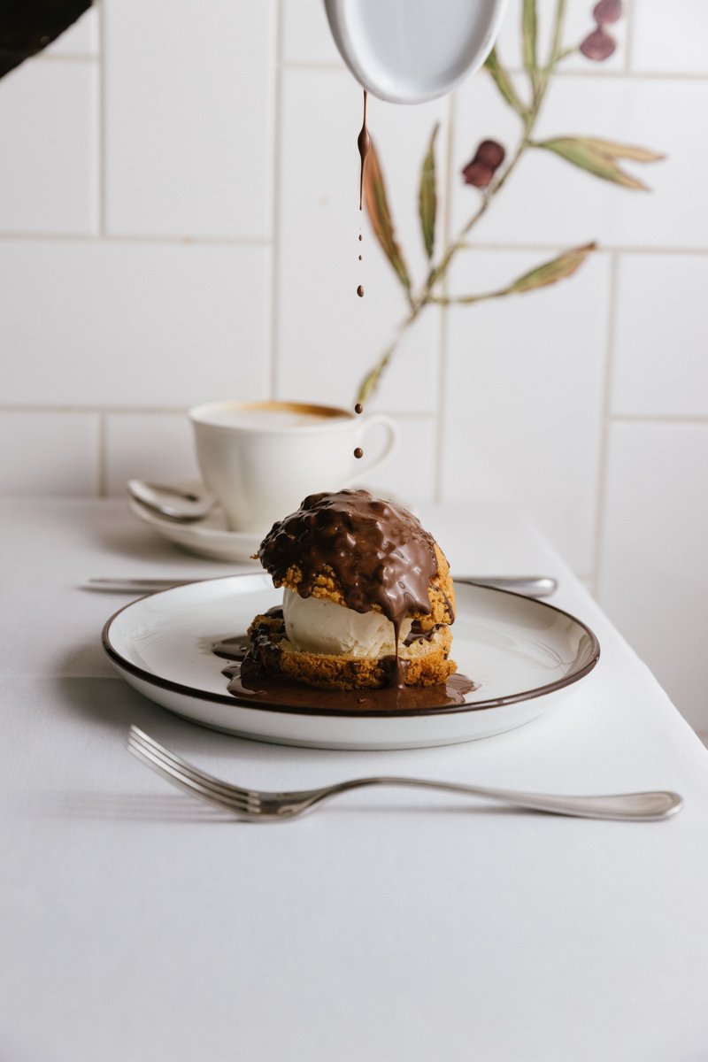 That chocolate sauce on the top of the beignet.....irresistible!!!!