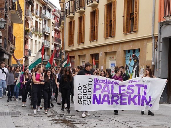 IkasleriaMartxa's tweet photo. Gaur Euskal Herriko kaleak Palestinarekiko elkartasunez bete ditugu. 

Israel burutzen ari den genozidioa sarraski guztiz onartezina da gure gizartean. Israelekik harreman oro haustea exijitzen dugu.

Boikot Israel, Palestina askatu!🇵🇸
#IkasleokPalestinarekin
#StudentsForGaza https://t.co/40NLTOpxCf