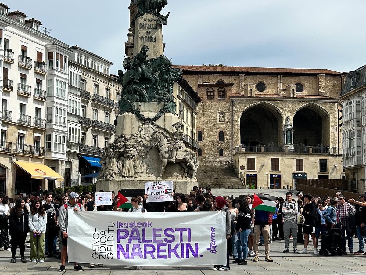 IkasleriaMartxa's tweet photo. Gaur Euskal Herriko kaleak Palestinarekiko elkartasunez bete ditugu. 

Israel burutzen ari den genozidioa sarraski guztiz onartezina da gure gizartean. Israelekik harreman oro haustea exijitzen dugu.

Boikot Israel, Palestina askatu!🇵🇸
#IkasleokPalestinarekin
#StudentsForGaza https://t.co/40NLTOpxCf