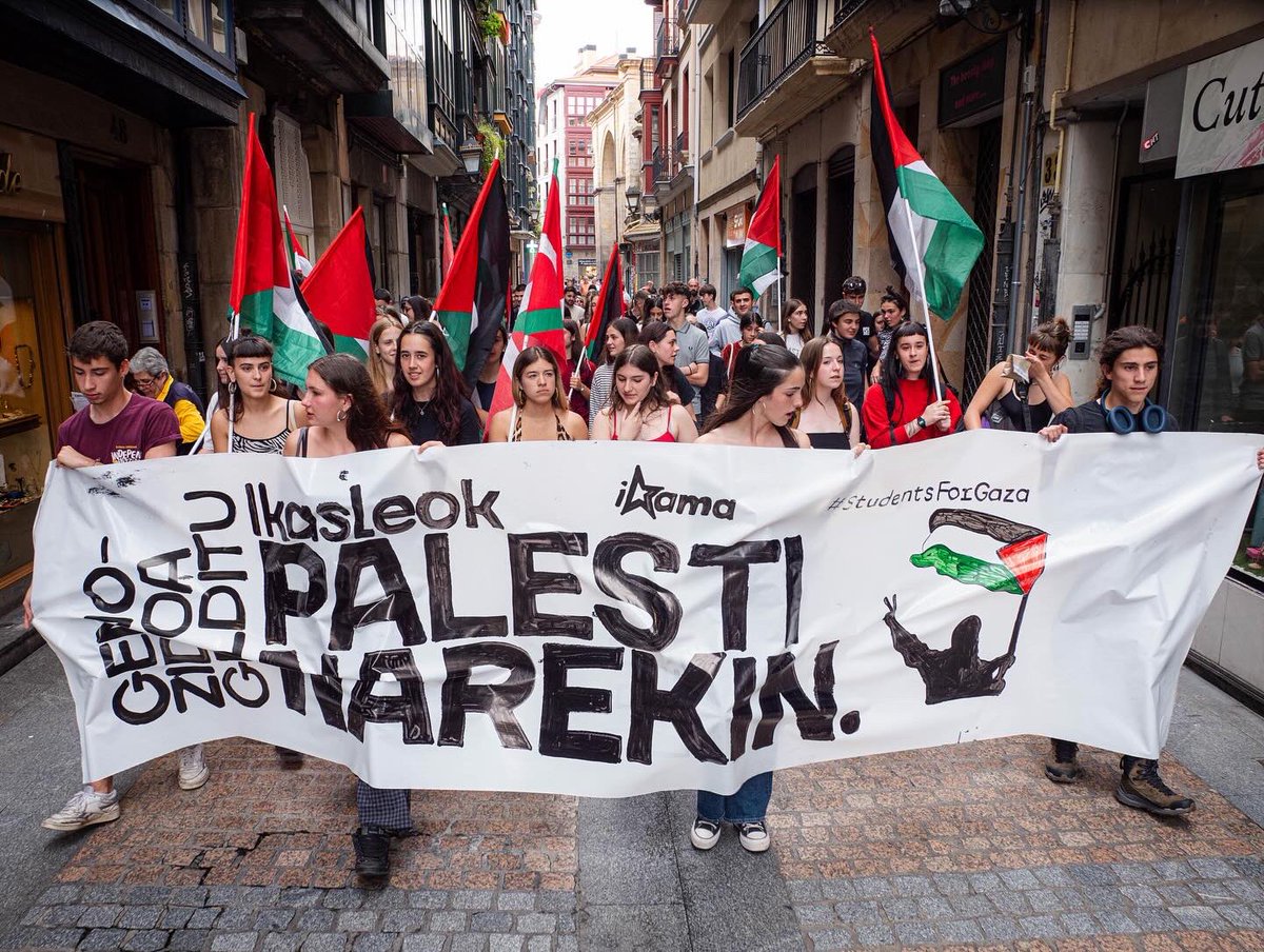 IkasleriaMartxa's tweet photo. Gaur Euskal Herriko kaleak Palestinarekiko elkartasunez bete ditugu. 

Israel burutzen ari den genozidioa sarraski guztiz onartezina da gure gizartean. Israelekik harreman oro haustea exijitzen dugu.

Boikot Israel, Palestina askatu!🇵🇸
#IkasleokPalestinarekin
#StudentsForGaza https://t.co/40NLTOpxCf