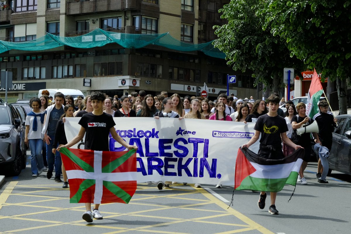 IkasleriaMartxa's tweet photo. Gaur Euskal Herriko kaleak Palestinarekiko elkartasunez bete ditugu. 

Israel burutzen ari den genozidioa sarraski guztiz onartezina da gure gizartean. Israelekik harreman oro haustea exijitzen dugu.

Boikot Israel, Palestina askatu!🇵🇸
#IkasleokPalestinarekin
#StudentsForGaza https://t.co/40NLTOpxCf