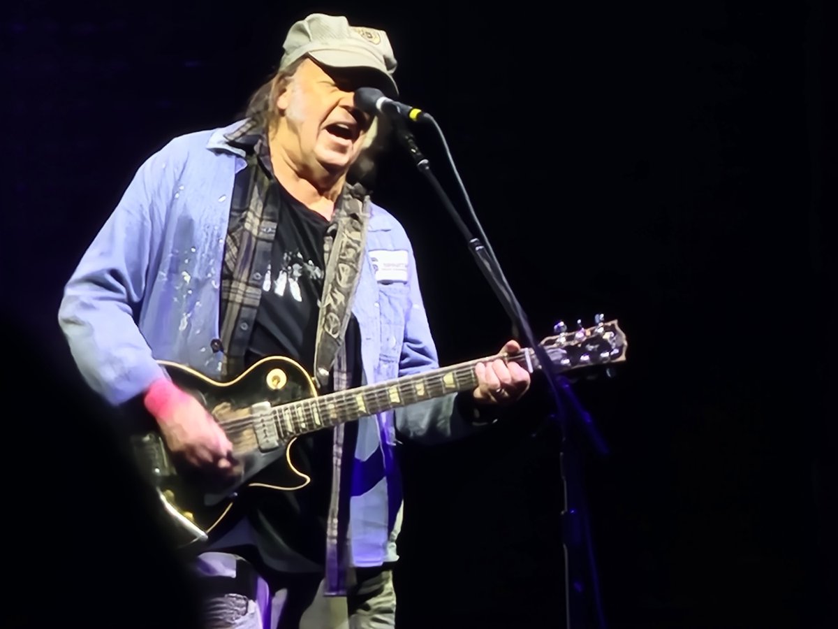 #LiveReview: @NeilYoungNYA & #CrazyHorse, @Freedom_Pav. “Despite a few fleeting dull moments, @Neilyoung and Co. were thrillingly inventive, grouchily alive and rapturously grungy.” By @ADAmorosi: magnetmagazine.com/2024/05/13/liv…