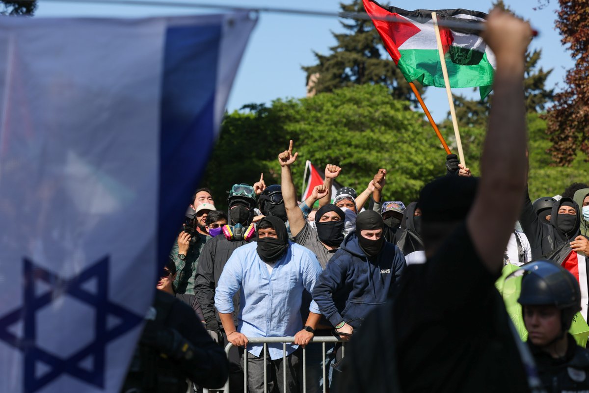 Several hundred showed up for a 'March for Israel' Sunday at UW. It was the largest counter demonstration at UW since students established their “Popular University for Gaza” encampment in early May. Story from @scarlethansenn crosscut.com/news/2024/05/d…