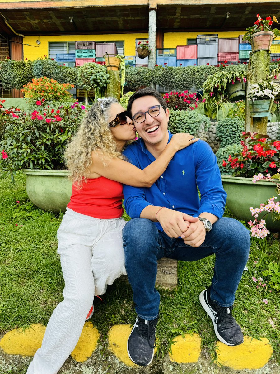 “Doña Leti” feliz. Te amo mami, la vida no me alcanzará para agradecerte todo el esfuerzo que hiciste para sacarnos adelante. Un país forjado por mujeres berracas, esa es Colombia.