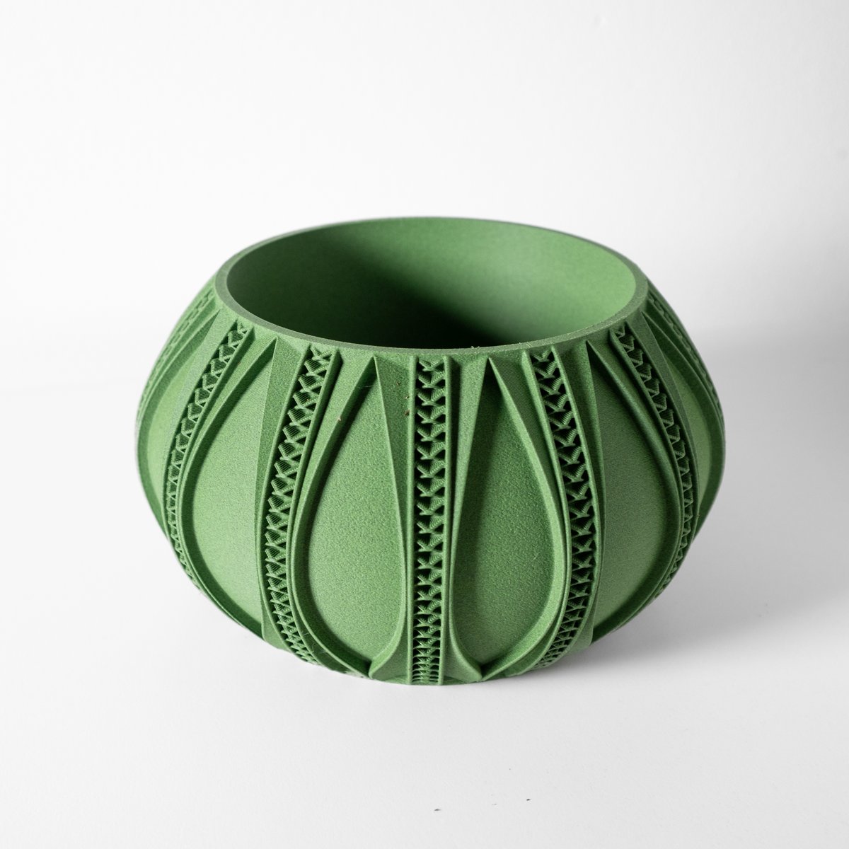 The Ryne Planter Pot, 3D Printed by Terra de Verdant. Free STL download and commercial license available at @Thangs3D: than.gs/m/1061421 Explore our profile on Thangs for a wide range of home decor items including planters, vases, pen holders, and more