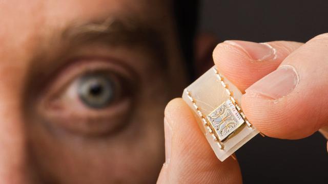SandiaLabs's tweet photo. Smart phones the size of a credit card 💳 A new class of synthetic materials, developed by Sandia and @UAZOpticalSci, could make wireless devices more powerful, energy efficient, and smaller. Story by @IntEngineering ➡️ https://t.co/olEGYIJTsa https://t.co/XhAJQz30nB