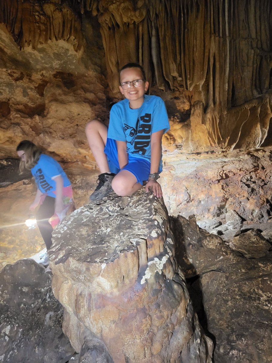 Our fifth graders toured Bridal Cave last Fri, which included a lantern tour of Bear Cave. They also took a short hike and fed the fish in Lake of the Ozarks. 🐻🐟💜💛💯 #handsonlearning #ACenturyofExcellence #WeAreHermitage