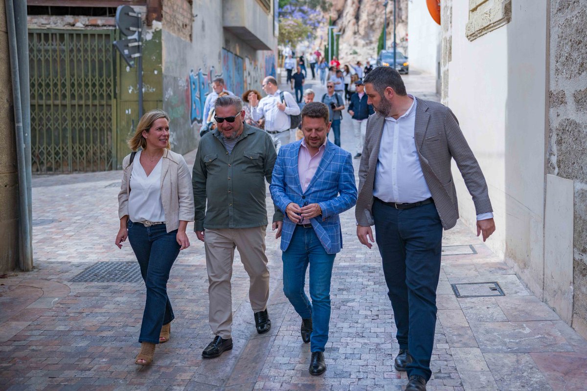 AlmeriaJunta's tweet photo. 📸 El secretario general de @CulturaAND, @JoseAngelVelez5, y el delegado @juanjoalonsoalm visitan la exposición fotográfica al aire libre por distintas calles del casco histórico

🖼️ "ALMERIA en la mirada" es una muestra incluida en el proyecto Camina de la Junta y el @aytoalm https://t.co/ZrdfJjMV7W