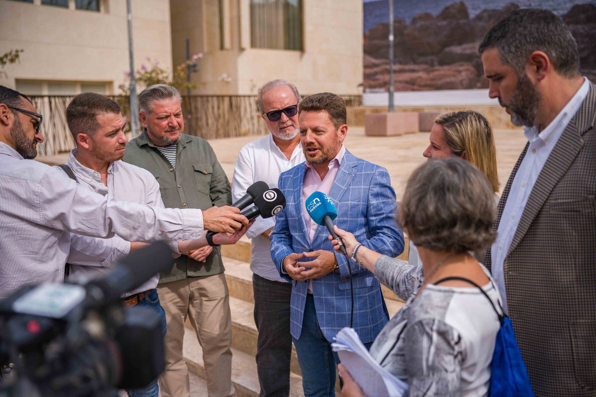 AlmeriaJunta's tweet photo. 📸 El secretario general de @CulturaAND, @JoseAngelVelez5, y el delegado @juanjoalonsoalm visitan la exposición fotográfica al aire libre por distintas calles del casco histórico

🖼️ "ALMERIA en la mirada" es una muestra incluida en el proyecto Camina de la Junta y el @aytoalm https://t.co/ZrdfJjMV7W