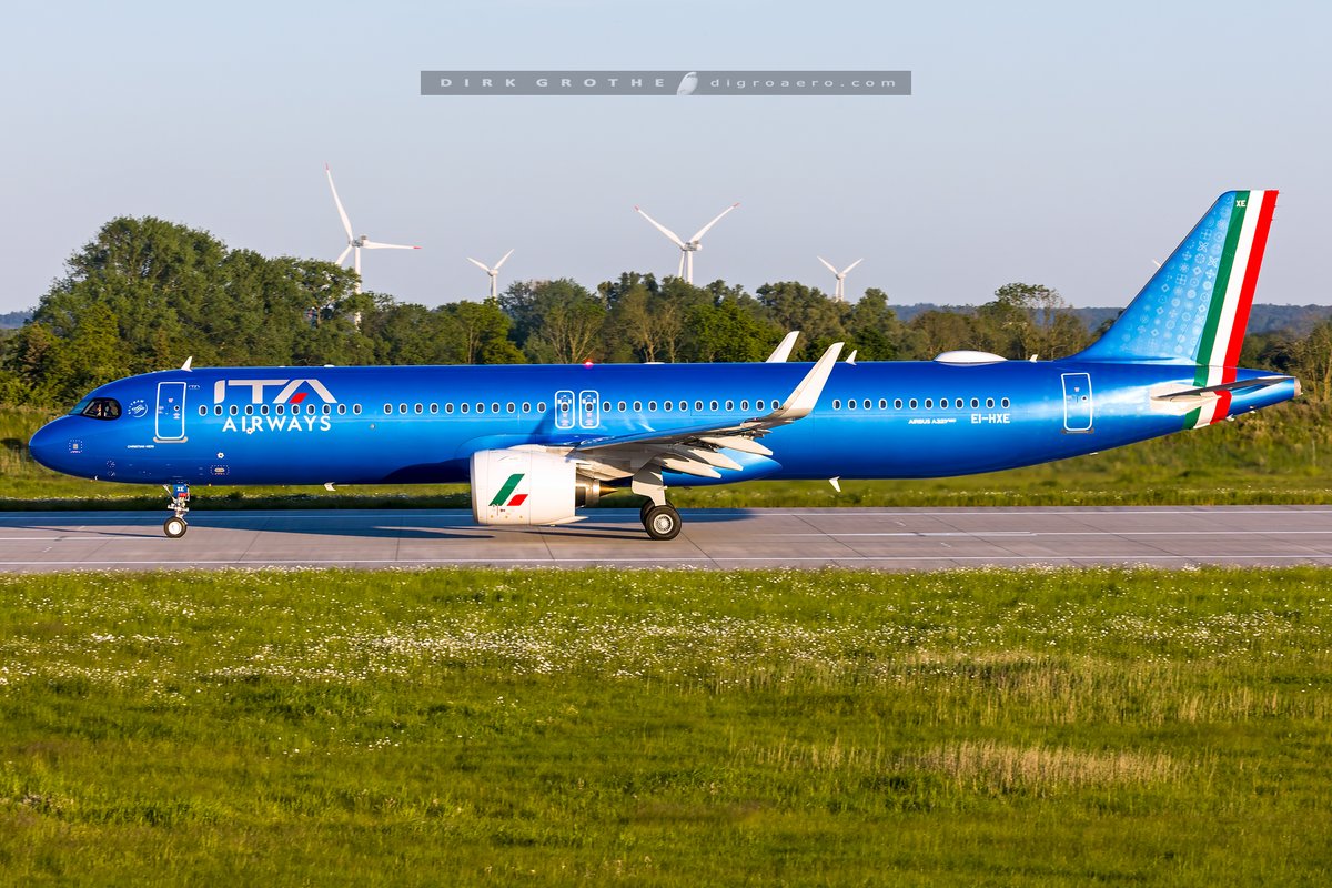 delivery flight of @ITAAirways A321neo EI-HXE today from Airbus Hamburg in beautiful late evening light...
one of the best liveries nowadays!