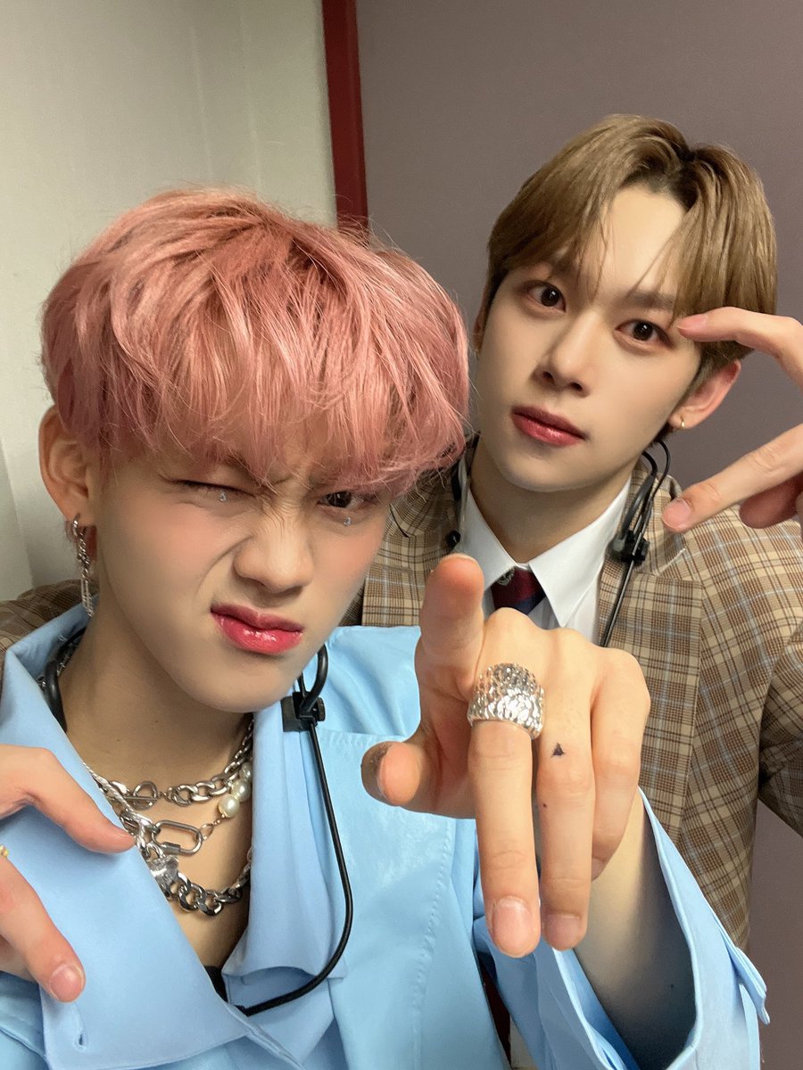 steveyounite's tweet photo. steve with others idols; a thread: 

#STEVE #스티브 #YOUNITE #유나이트 https://t.co/CRdRJe2bdm