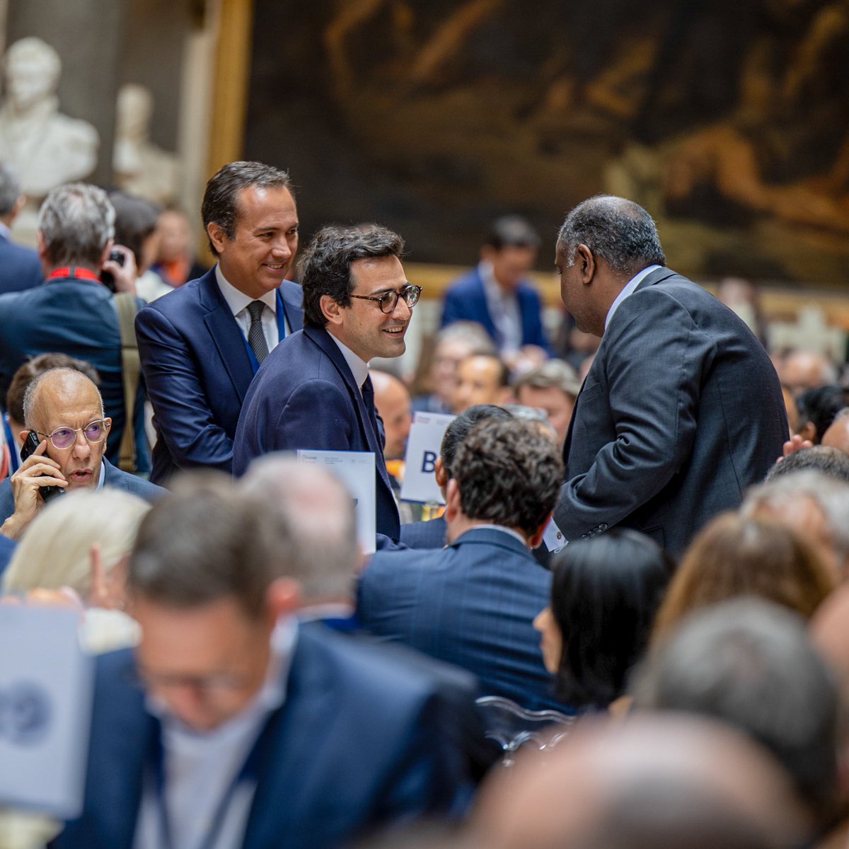 La France attire ! 🇫🇷 Ce sont plus de 15 milliards d’euros d’investissements qui ont été annoncés, et qui vont générer 10 000 nouveaux emplois en France. 🚀 #ChooseFrance