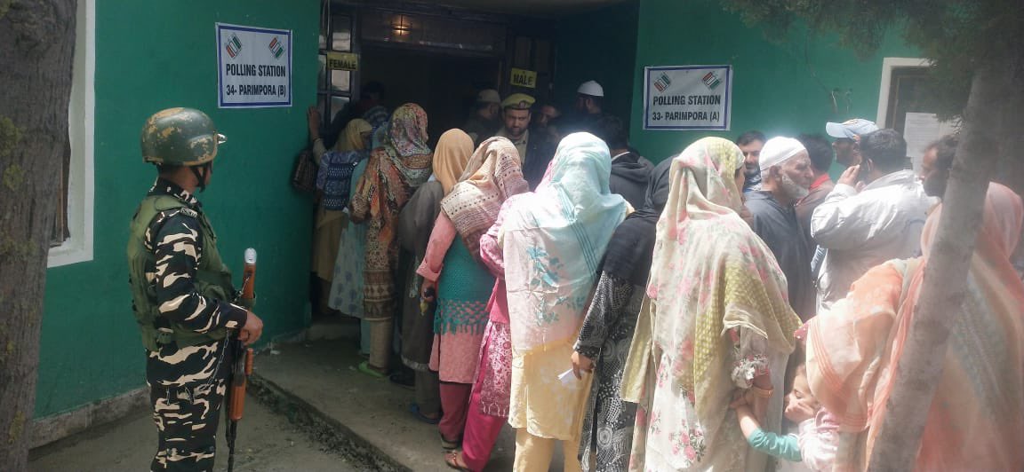 Election process concluded in 02- #Srinagar amidst unprecedented public participation and tight security arrangements. The #SSB personnel are playing a vital role during #GeneralElection2024 in the valley. #LokSabhaElections2024 @ECISVEEP @SSB_INDIA @Rohitashwa14