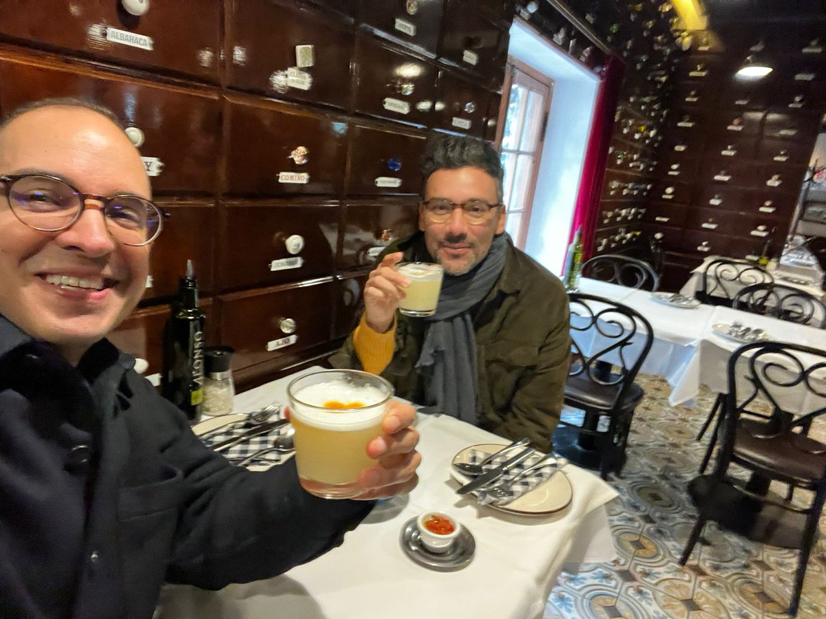 Con el maestro @isiles nos fuimos de paseo (y de pisco sour) en su paso por Santiago. Qué bueno verte, Ignacio.