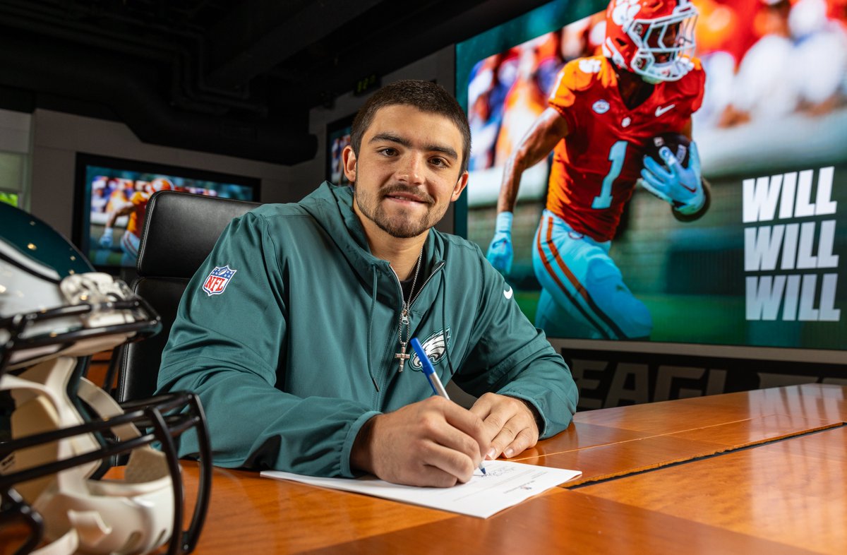 Eagles's tweet photo. Rookie contract signed ✔️ https://t.co/ruqzgApKPm