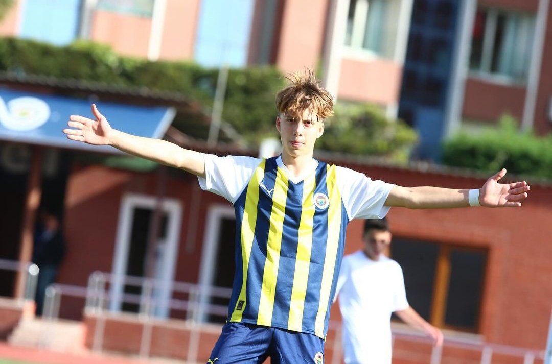 Futbolcumuz Emin Eren Sayar, U15 Millî Takımımızın Karadağ'ı 3-2 mağlup ettiği maçta 2 gol kaydetti. Tebrikler 👏👏 👏