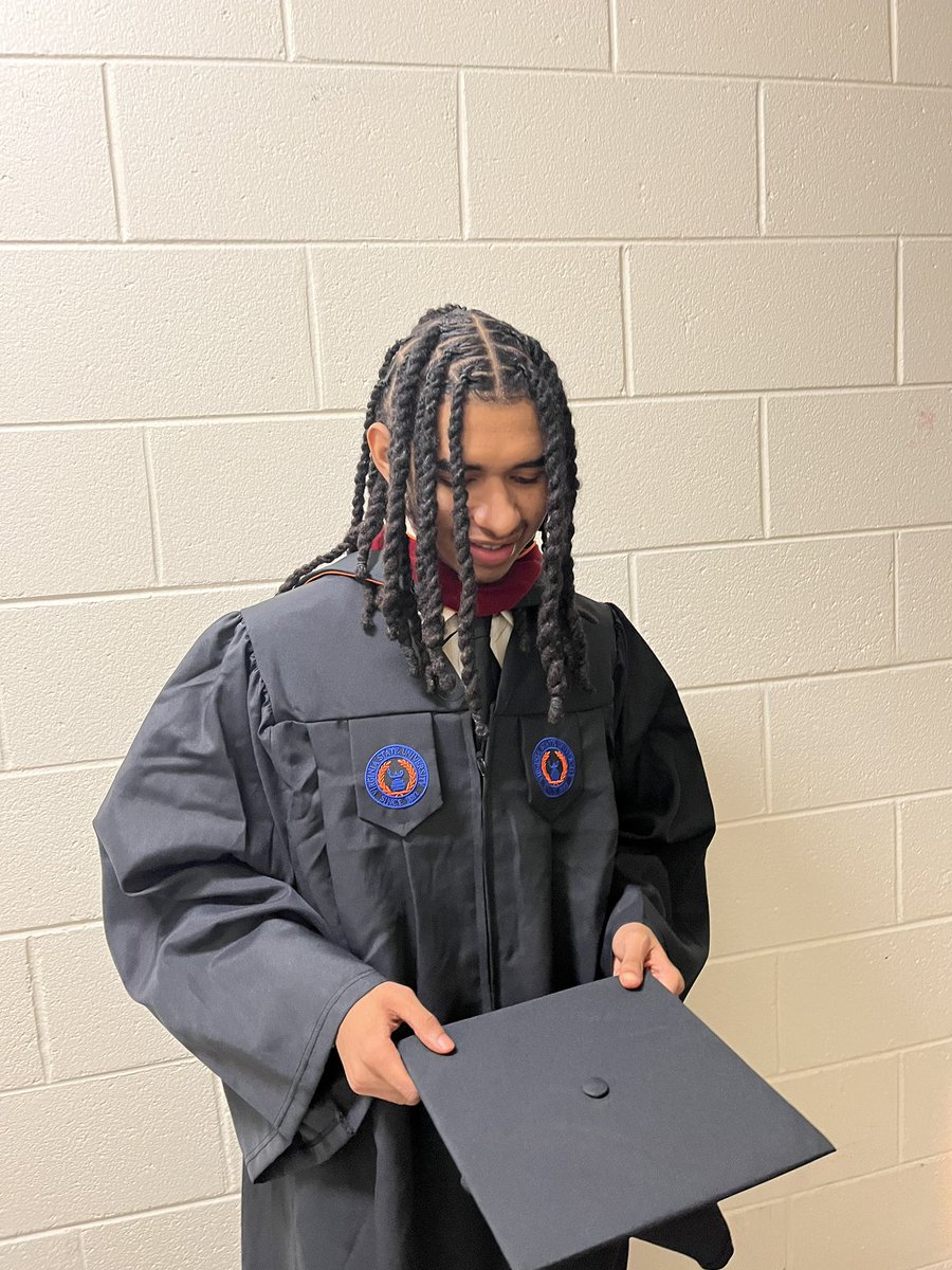 Runittuptre's tweet photo. It gets greater later💰 a young nigga got a degree🎓 https://t.co/ymaH5iKYOu