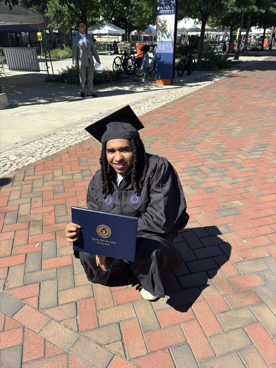 Runittuptre's tweet photo. It gets greater later💰 a young nigga got a degree🎓 https://t.co/ymaH5iKYOu