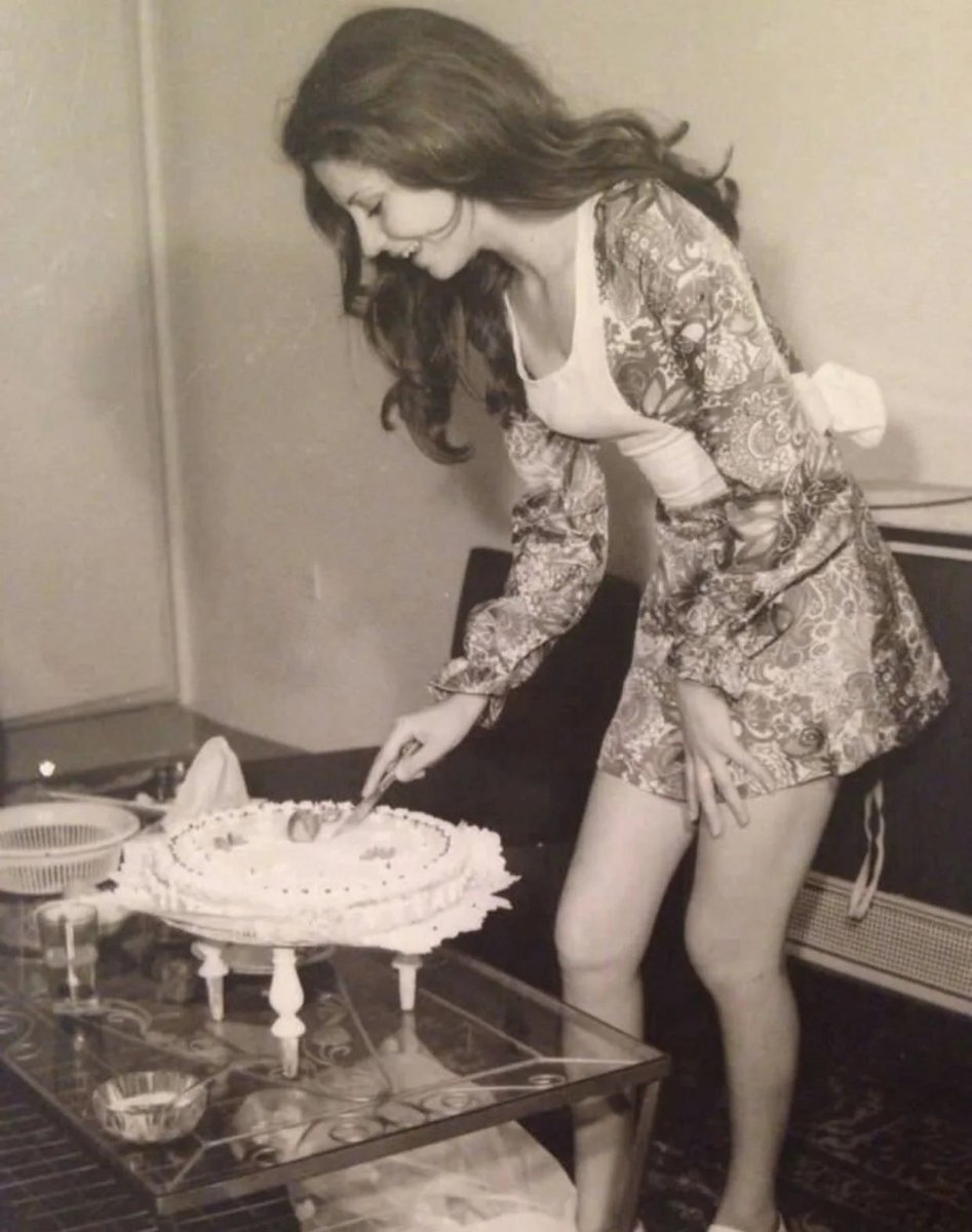 Una jovencorta su tarta de cumpleaños. Iran, 1973.  Cómo cambia la historia.