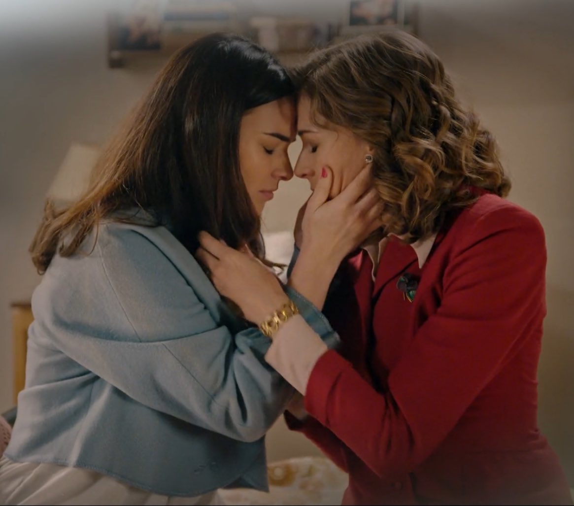 Leire_MyC's tweet photo. El mundo se hunde bajo sus pies, pero…

“Eres el amor de mi vida”
“Te quiero demasiado Marta”
“No imagino la vida sin ti”
“A mí solo me importas tú”
“Yo te prefiero a ti”
“Esa es mi chica”
“No me falles Fina”

No van a rendirse y van a luchar. 
No tengáis ninguna duda! ❤️‍🩹 #Mafin https://t.co/VNbzcXgE6v